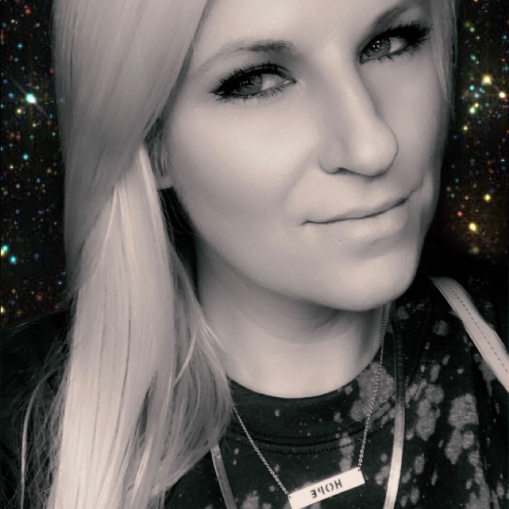 •Posher Lyndsay• - Picture 2 of 7